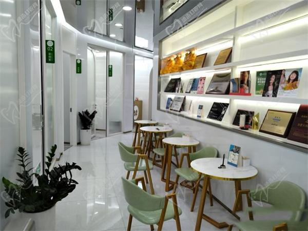 上海英博口腔價格表速更新，3999元種牙假的集采2380價格更香